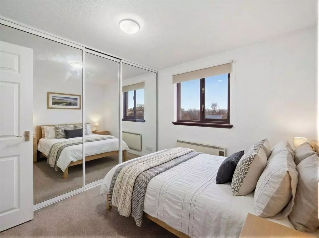 2 bedroom flat for sale - Photo 11