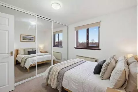 2 bedroom flat for sale - Photo 10