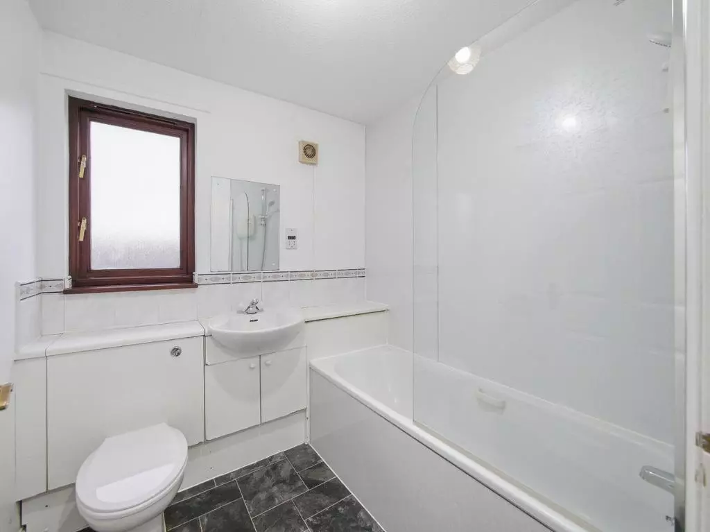 2 bedroom flat for sale - Photo 20
