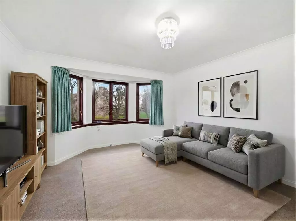 2 bedroom flat for sale - Photo 3