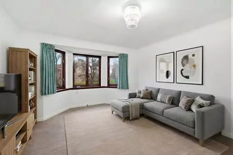 2 bedroom flat for sale - Photo 2