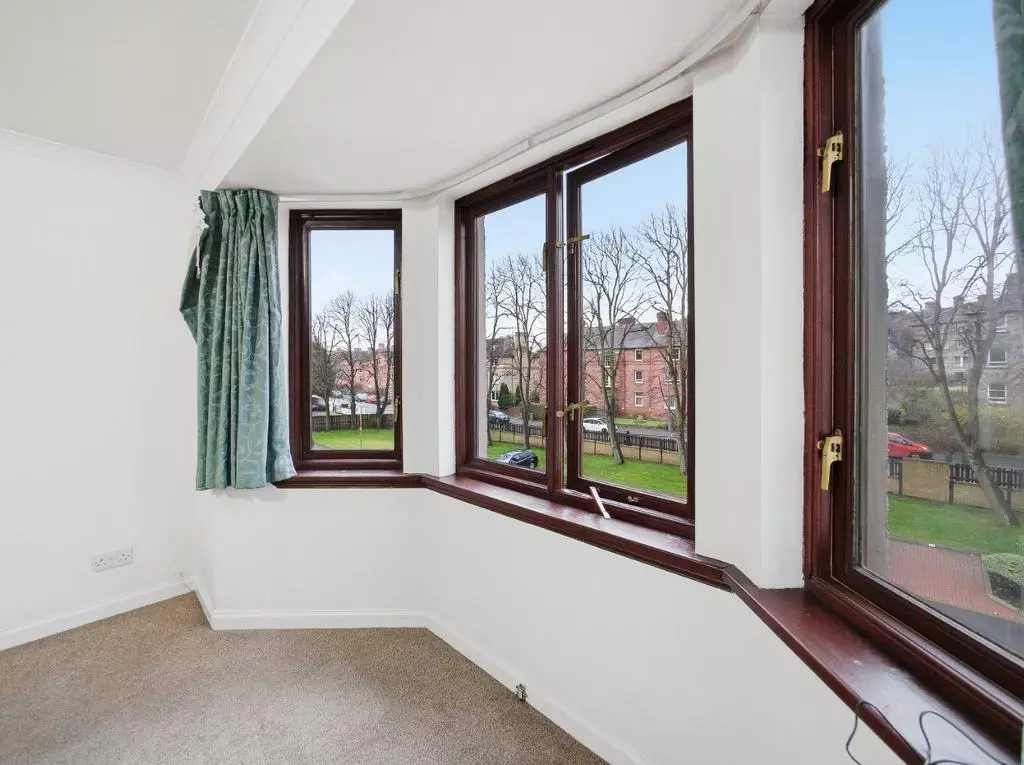 2 bedroom flat for sale - Photo 9