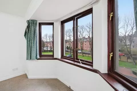 2 bedroom flat for sale - Photo 8
