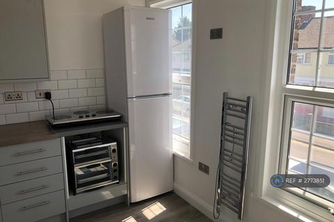 Studio to rent, Warwick Road, West Drayton, UB7