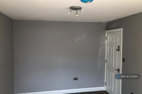 Studio to rent, Warwick Road, West Drayton, UB7