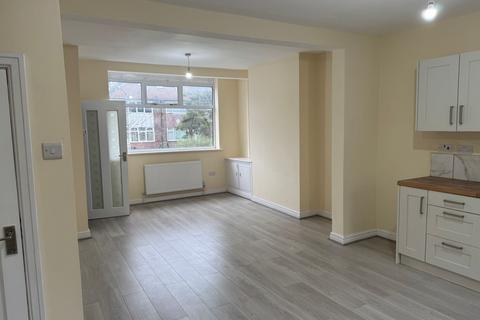 3 bedroom terraced house to rent, Woodlands Road, Manchester M8