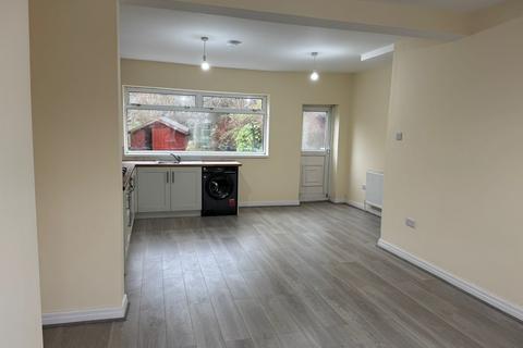 3 bedroom terraced house to rent, Woodlands Road, Manchester M8