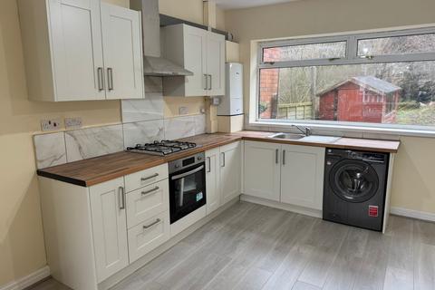 3 bedroom terraced house to rent, Woodlands Road, Manchester M8