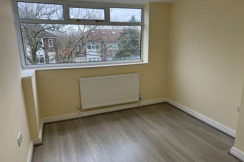3 bedroom terraced house to rent, Woodlands Road, Manchester M8