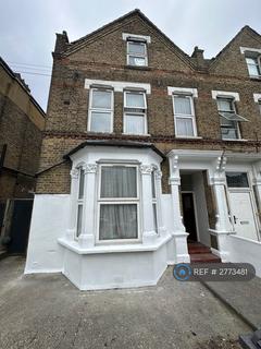 Studio to rent, Station Road, London, N3