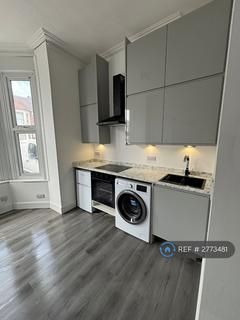 Studio to rent, Station Road, London, N3