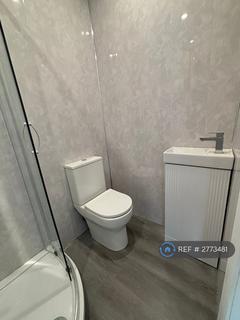 Studio to rent, Station Road, London, N3