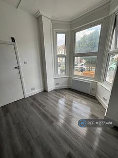 Studio to rent, Station Road, London, N3