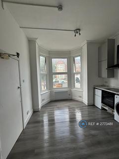 Studio to rent, Station Road, London, N3