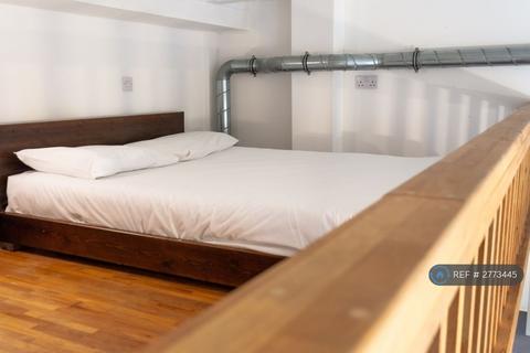 Studio to rent, Edgware Road, London, NW2