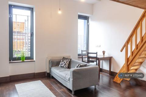 Studio to rent, Edgware Road, London, NW2
