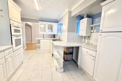3 bedroom semi-detached house for sale, Haven Close, Canvey Island