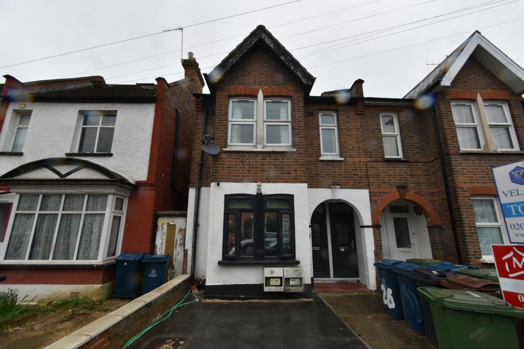 3-Bedroom First Floor Flat for £1,900pcm - REDUC