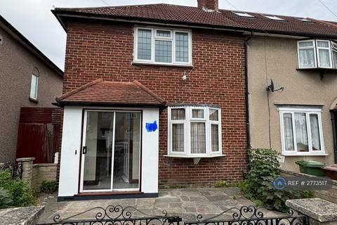 3 bedroom end of terrace house to rent, Stevens Road, Dagenham, RM8