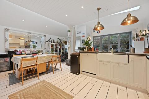 2 bedroom flat for sale, Berrymead Gardens, Acton