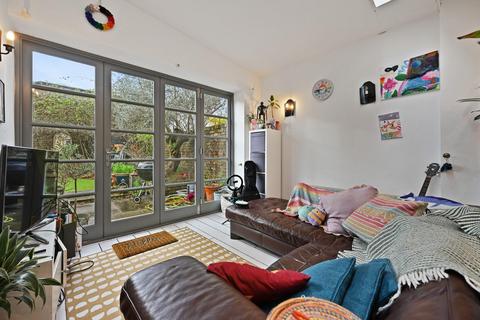 2 bedroom flat for sale, Berrymead Gardens, Acton