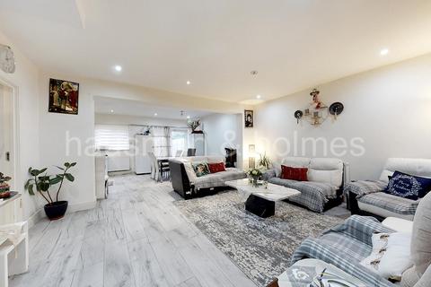 5 bedroom house for sale, Pennine Drive, NW2