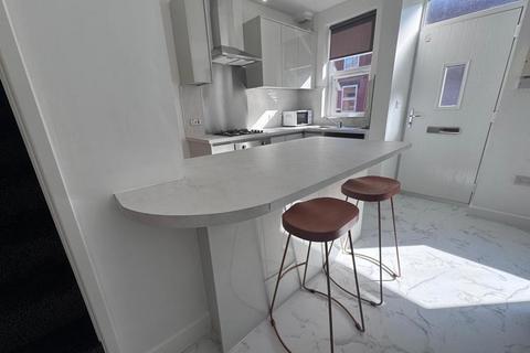 2 bedroom house to rent, Harold Mount, Hyde Park, Leeds LS6 1PW