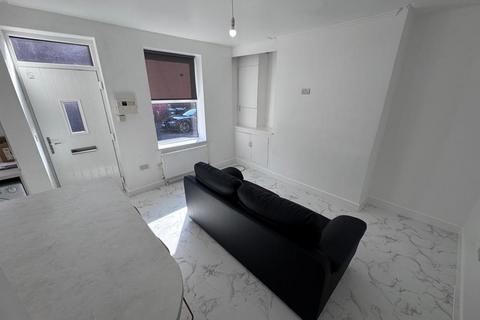 2 bedroom house to rent, Harold Mount, Hyde Park, Leeds LS6 1PW