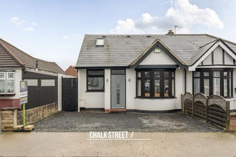 4 bedroom semi-detached bungalow for sale, Alma Avenue, Hornchurch, RM12