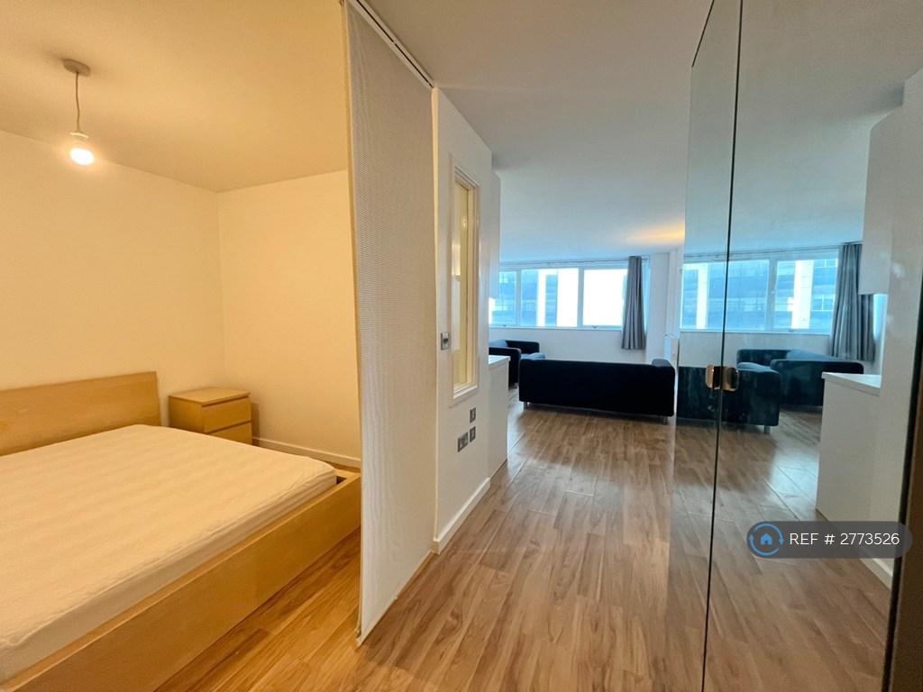 Bedroom / Hallway