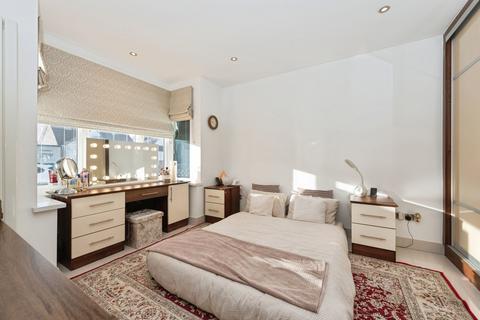 undefined, Park Avenue, Hounslow TW3