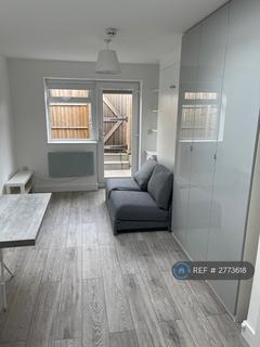 Studio to rent, Lee, London, SE12