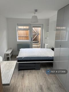 Studio to rent, Lee, London, SE12