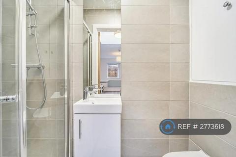 Studio to rent, Lee, London, SE12