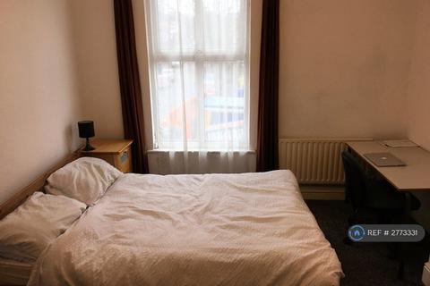 3 bedroom terraced house to rent, Holberry Close, Sheffield, S10
