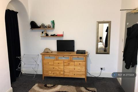3 bedroom terraced house to rent, Holberry Close, Sheffield, S10