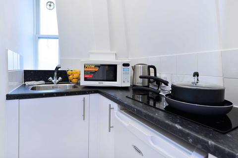 Studio to rent, Hill Street, London W1J