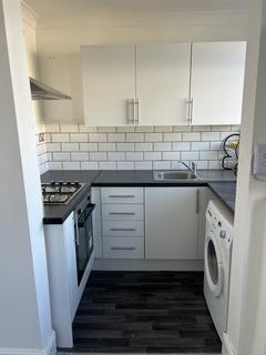 2 bedroom flat to rent, Heath Park Road, Romford RM2