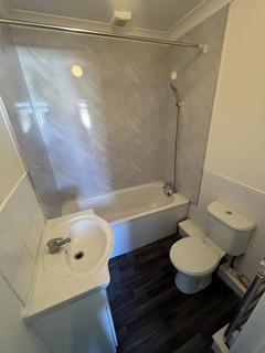 2 bedroom flat to rent, Heath Park Road, Romford RM2