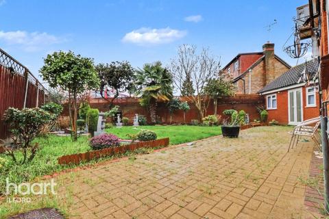 2 bedroom end of terrace house to rent, Coburg Gardens, ILFORD