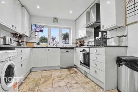 2 bedroom end of terrace house to rent, Coburg Gardens, ILFORD