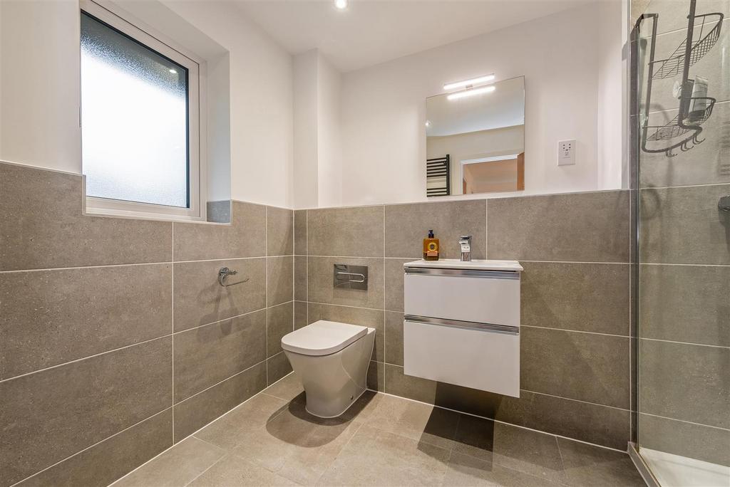 En Suite to Bedroom 1