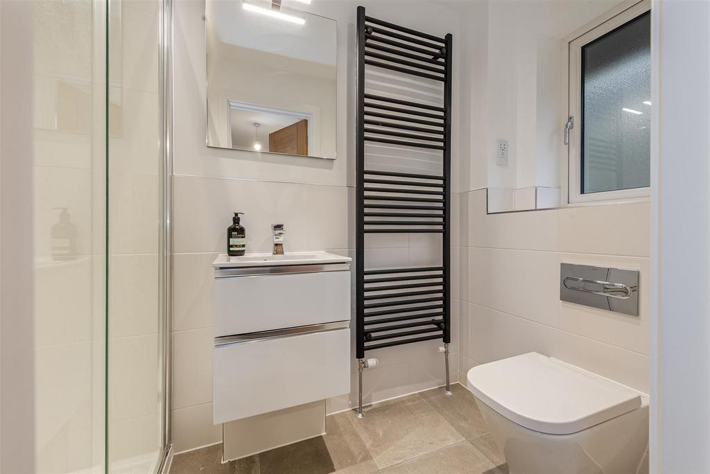 En Suite to Bedroom 2