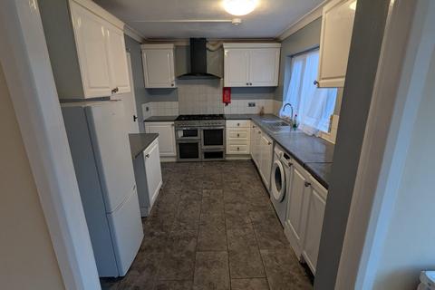 3 bedroom terraced house to rent, Wickham Road, Grays RM16