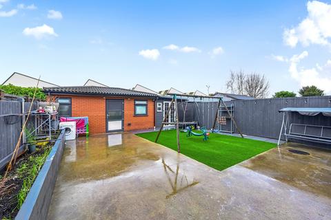 6 bedroom semi-detached house for sale, Lynegrove Avenue, Surrey TW15