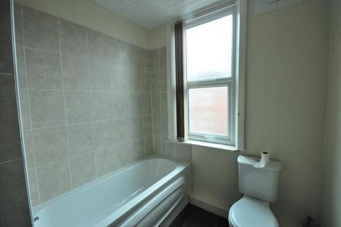 2 bedroom house to rent, Harold Place, Hyde Park, Leeds LS6 1PQ