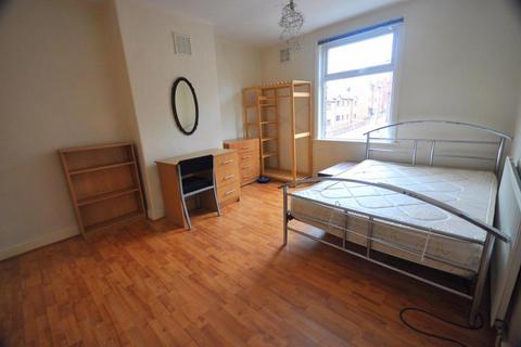 2 bedroom house to rent, Harold Mount, Hyde Park, Leeds LS6 1PW