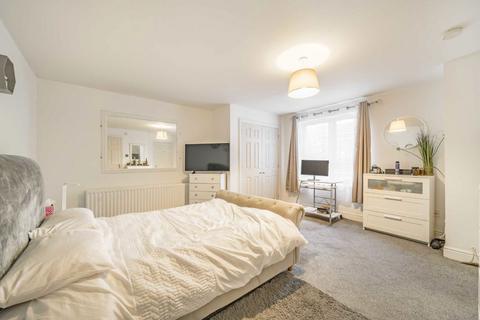 2 bedroom flat for sale, Greenview Close, London W3