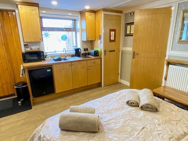 Bedroom/kitchen