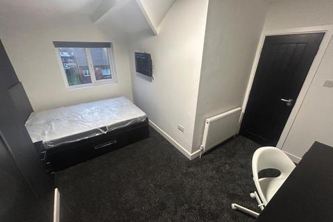 2 bedroom house to rent, Hessle Avenue, Hyde Park, Leeds LS6 1EF